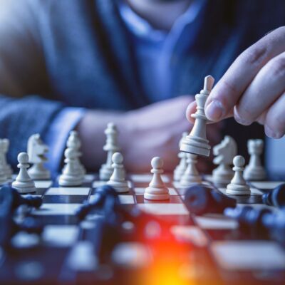 person-playing-chess-1040157 namaleno